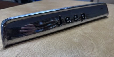 1974-1991 Jeep Grand Wagoneer номерной знак задней двери хромированная отделка OEM - Изображение 1 из 3