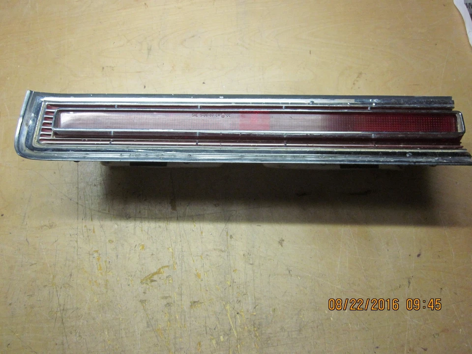 Chrysler New Yorker 1969 montaje de luz trasera Foto 1 de 1