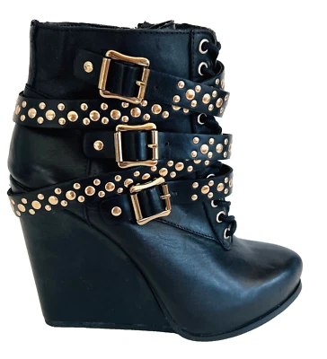 Botines de cuña BCBCGeneration Larissa talla 7 M cuero negro dorado con correas tachonadas Foto 1 de 4