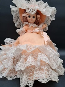 Vintage Southern Bell Cracker Barrell Kunststoff Puppe Rothaarig Pfirsich Kleid Neu aus altem Lagerbestand - Bild 1 von 7