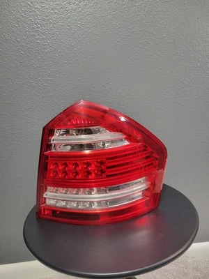 2010-2012 Mercedes GL350 GL450 GL550 Right Passenger LED Tail Light  OEM RH - Image 1 of 4