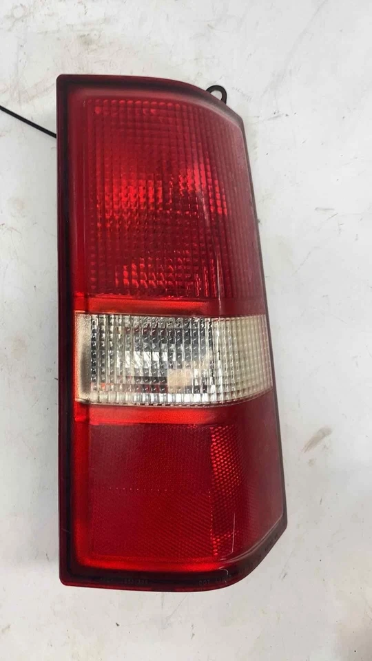 Luz trasera GMC VAN SAVANA 3500 lado pasajero 14 15 16 17 18 19 20 21 22 23 24 Foto 1 de 4