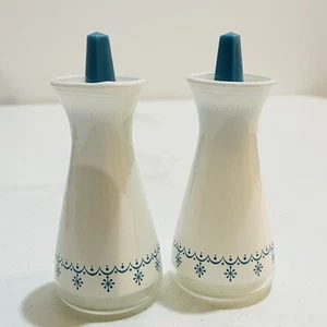 Vintage PYREX Snowflake Blue Garland Salt & Pepper Shakers - Bild 1 von 8