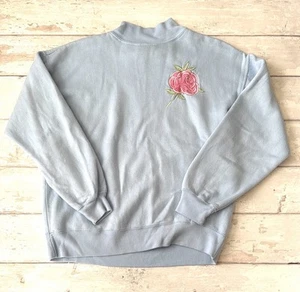 Carreau Sport M blau Rollkragen Rundhals Sweatshirt rosa Rose Stickerei Medium - Bild 1 von 2