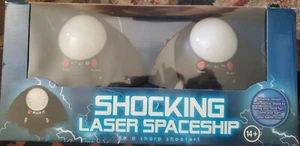 IMPACTANTE Etiqueta Láser Naves Espaciales Mano Electrónico Fiesta Juego Novedad NUEVO RARO - Imagen 1 de 8