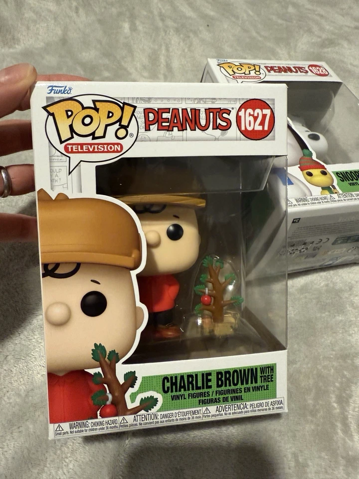 Funko POP! Boneco de vinil Peanuts Charlie Brown with Tree #1627 TV novo - Imagem 1 de 1