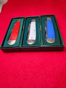 Moore Maker USA Set Of Three Trapper Knives Red,Whiteand Blue Delrin Handles Nib - Picture 1 of 6