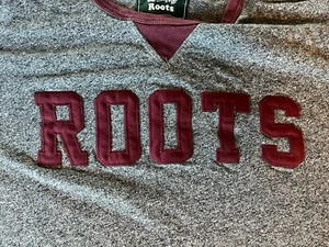 CAMISETA ATLETISMO RAÍCES MEDIANA GRIS BORGOÑA DE COLECCIÓN ESTILO FÚTBOL LOGOTIPO LETRAS EN RELIEVE - Imagen 1 de 12