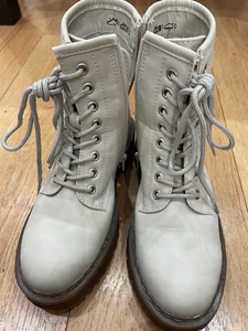 Beautiful size 37 Claudia Ghizzano ivory coloured chunky heel ankle boots - Picture 1 of 8