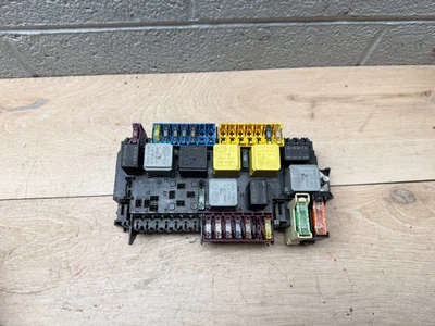 MERCEDES BENZ GL550 GL450 GL63 ENGINE RELAY FUSE BOX MODULE COMPUTER CONTROL - Image 1 of 2