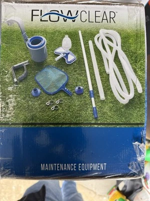 Bestway 58237 Aspiradora de limpieza y mantenimiento de piscinas sobre el suelo blanca  Foto 1 de 2