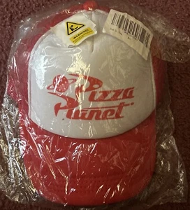 Sombrero de camionero de malla Pizza Planet-a presión trasero-rojo, blanco Toy Story - Imagen 1 de 3