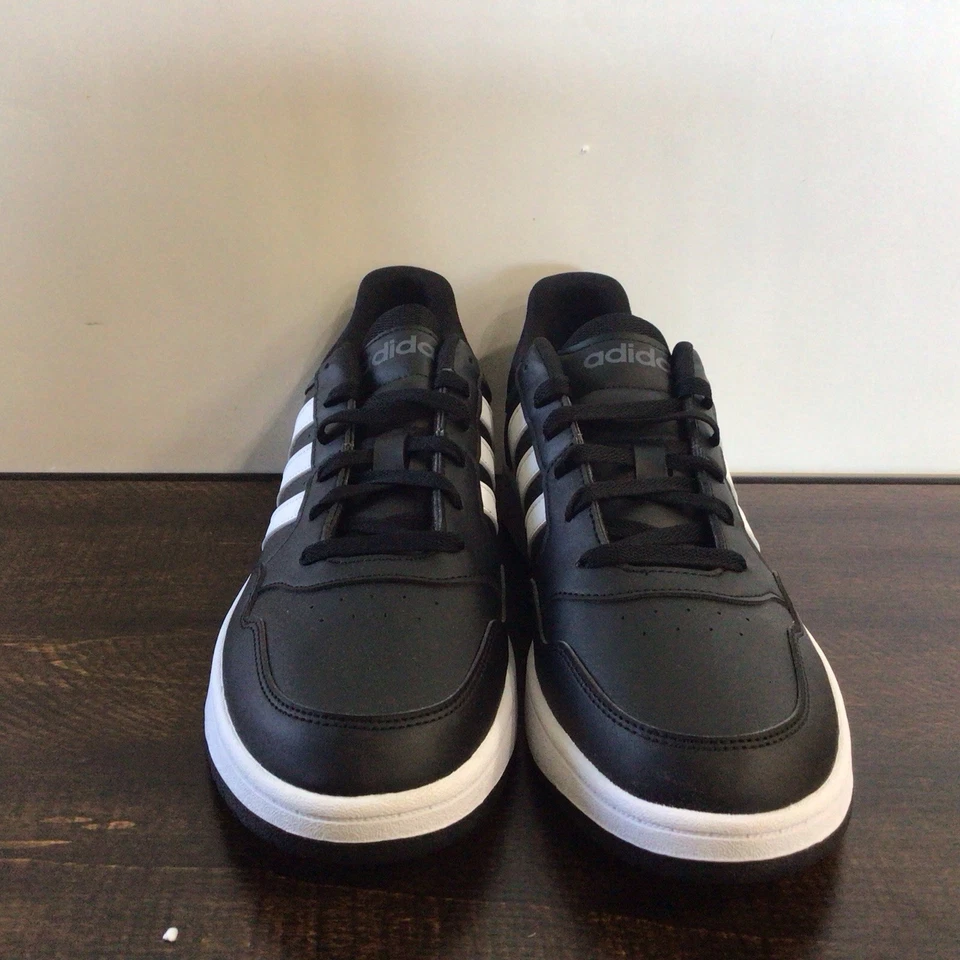 Tênis de basquete Adidas masculino aros 4 preto branco cano baixo tamanho 12 - Imagem 1 de 4