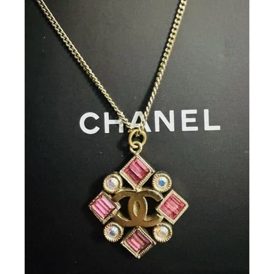 Chanel 2005P Cristal Logo CC Colgante Collar Piedras Rosas Tono Dorado Foto 1 de 4