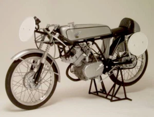 Honda CR110 Cub Racing 1962 10008 1/10 Ebbro Argento/Nero - Foto 1 di 5