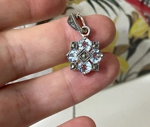 Collar colgante de plata de ley con forma de cruz de topacio azul y marcasita muy bonito - Imagen 1 de 9