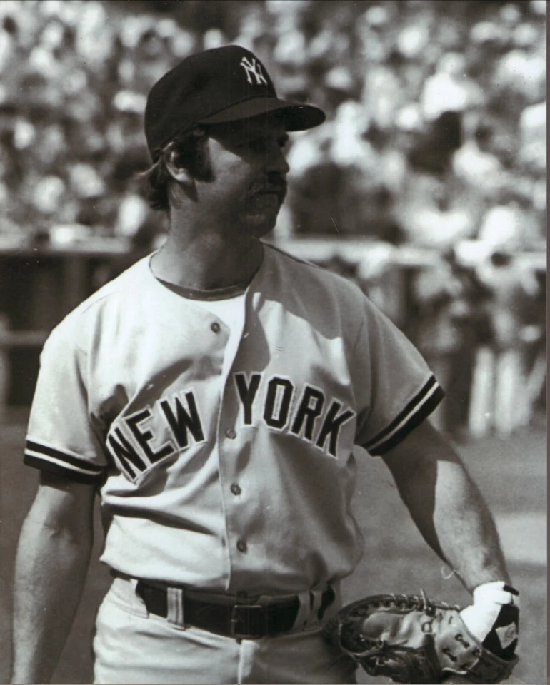 Thurman Munson New York Yankees Glossy 8x10 B&W Photo - Image 1 of 1