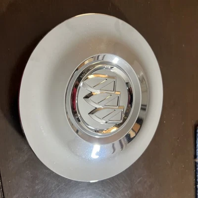 Tampa central de roda cromada Buick Enclave 2011-2017 GM OEM 9597721 - Imagem 1 de 4