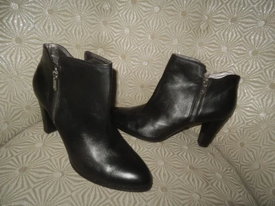 ADRIENNE VITTADINI Mujer Thurston Cremallera Lateral 3.5" Tacón Apilado Botín 10M Foto 1 de 4