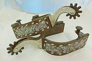 Par Spurs Hierro Marrón Grabado Buckstitch Plata Alemana Duro 1 Caballo Tack Nuevo con Etiquetas - Imagen 1 de 2