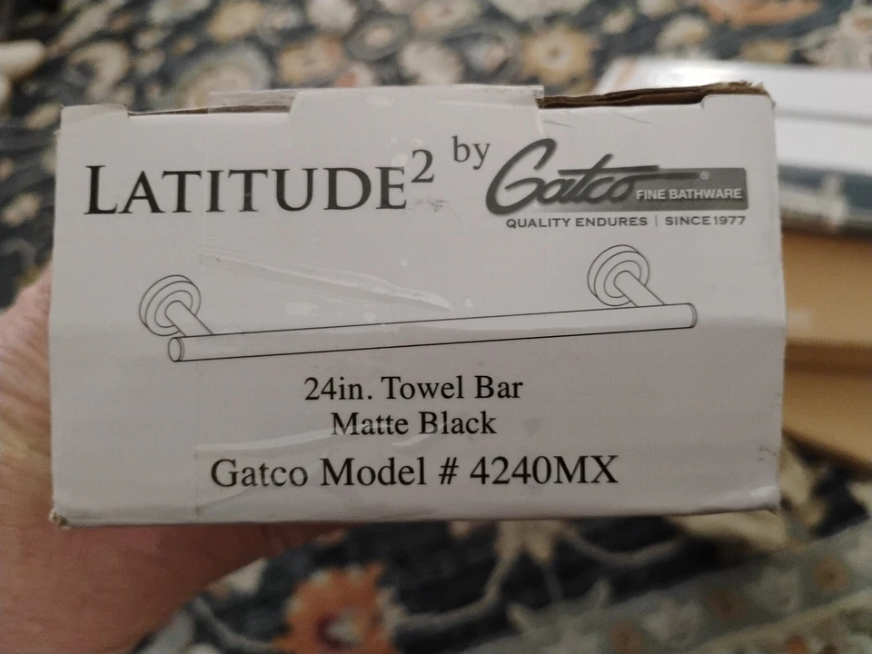 Toallero Gatco 4240MX Latitude² 24" - negro nuevo  Foto 1 de 4