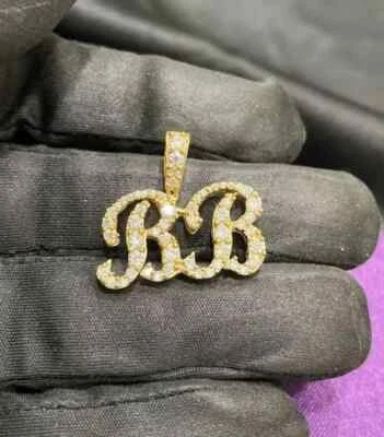 Colgante con dije de letra "BB" de moissanita natural redonda de 2 quilates acabado en oro amarillo de 14 quilates Foto 1 de 4