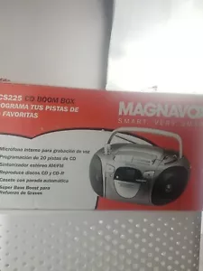 Magnavox MCS225 Lettore CD Registratore a cassette radio nuovo in scatola - Foto 1 di 11
