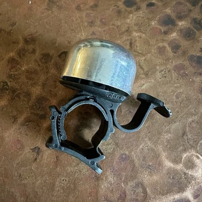 Campana Piing Zefal unisex plateada Foto 1 de 4