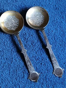 Antike extrem verzierte Servierschalen mit goldenen Waschschalen x 2 (AT17) - Bild 1 von 10