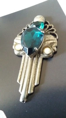 Pendente stile Art deco metallo sbalzato tono argento cristalli verdi  e strass - Immagine 1 di 4