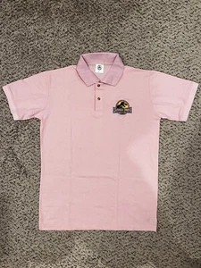Jurassic Park Drivers rosa Polo - Replik Requisite Halloween Kostüm - Größe Large L - Bild 1 von 7