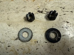 Lot 070-2, 1984 Honda ATC200s Rear Axle Castle Nuts (2) & Thick Washers (2) - Imagen 1 de 3