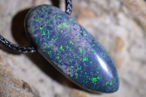 Cadena de ópalo de matriz dura de roca mooka verde brillante vivo 14ct 25x10x6 AUS - Imagen 1 de 3