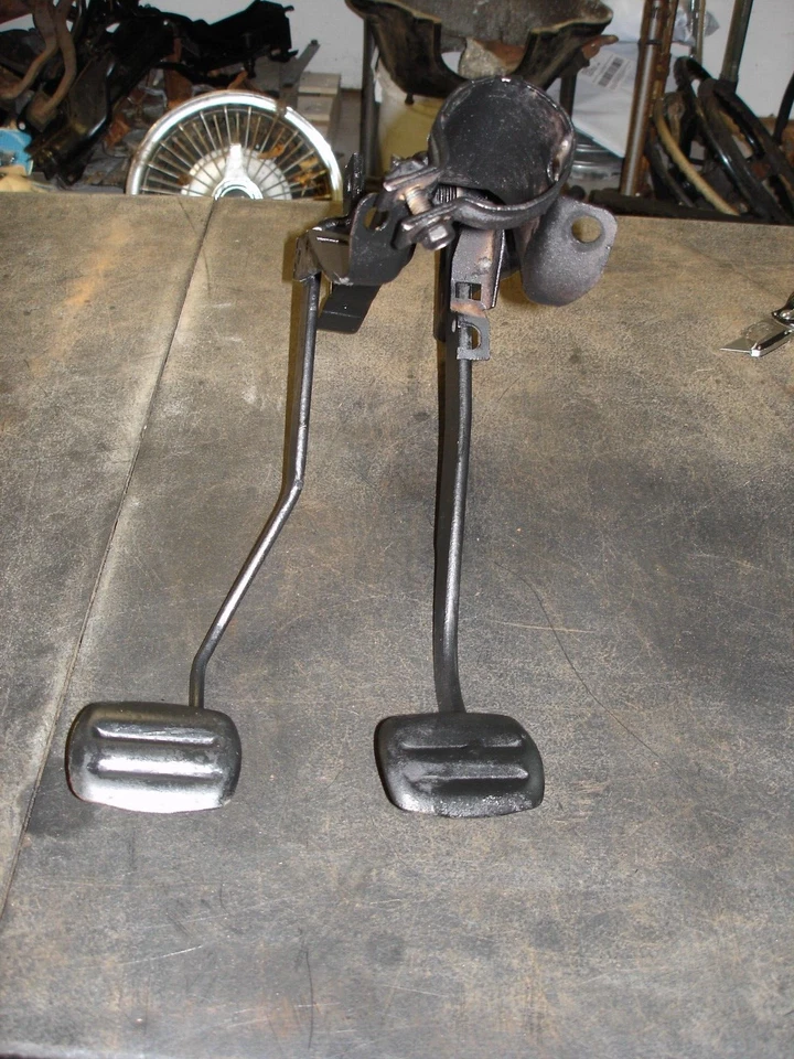 Chevrolet Impala BelAir Biscayne 1963-1964 conjunto de embrague y pedal de freno GM OEM Foto 1 de 4