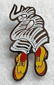 HOT SHOE SHUFFLE MUSICAL  RARE PIN BADGE - Picture 1 of 3