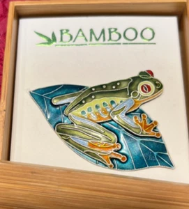 New Sterling Silver 925 BAMBOO Cloisonne Enamel Red Eye Tree Frog & Leaf Brooch - Picture 1 of 10