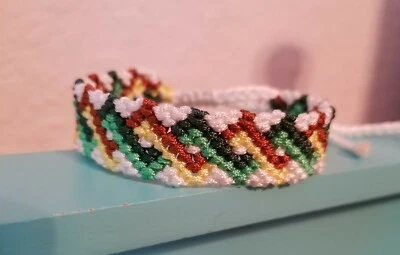 Bonita pulsera ajustable marrón/turquesa/oro/blanco macramé.  Foto 1 de 3