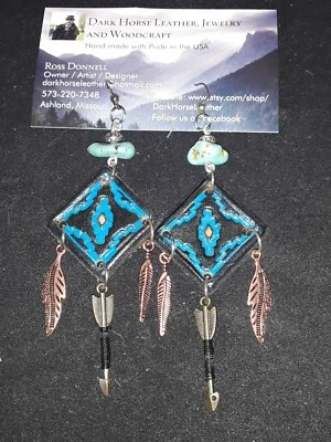 Pendientes de cuero hechos a mano del suroeste con dijes de plumas y flechas y... Foto 1 de 3