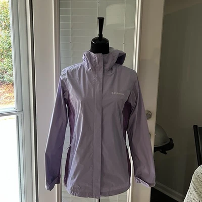 Chaqueta para mujer Columbia pequeña con capucha impermeable Omni Tech Foto 1 de 4