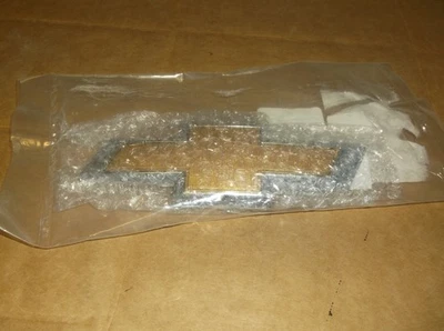 Pajarita trasera Chevrolet Trax dorada y cromada ~ 422734443 ~ nueva OEM GM ~ 2024-2025 ~ Foto 1 de 4