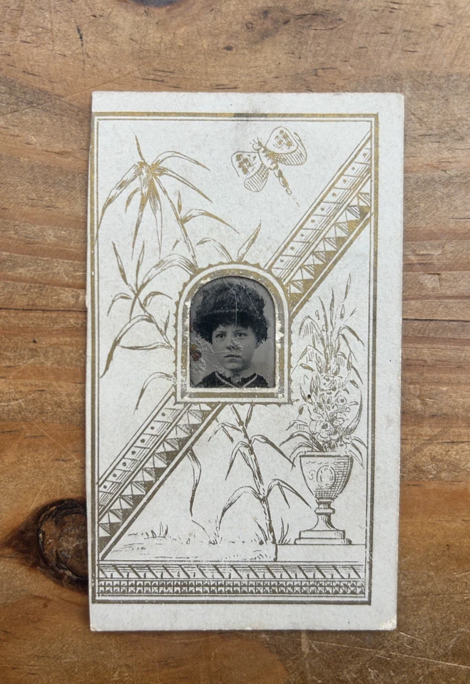 ANTIQUE 19TH CENTURY AMERICAN GEM TINTYPE PORTRAIT – HART’S PORTRAIT ROOMS, CITY - Image 1 of 3