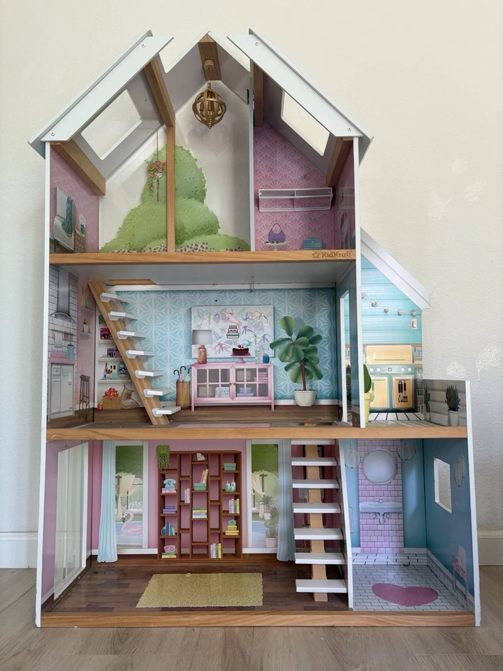 Dollhouse in excellent condition, $ 100 best offer. - Image 1 of 1