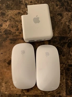 Paquete de dos ratones y router blanco de producto Apple Foto 1 de 3