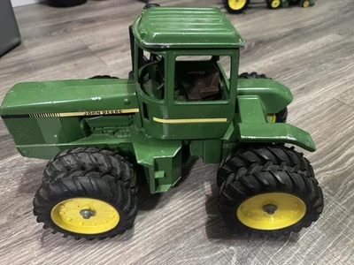 Tractor articulado de 8 ruedas ERTL John Deere  Foto 1 de 4