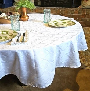 Wamsutta Classic 100% Cotton Round Tablecloth 68" White Moroccan + 2 Napkins EUC - Picture 1 of 5