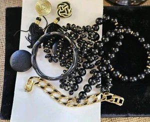 Vtg 7p Fashion Costume Jewelry Lot Black Gold Necklaces Bracelets Shoe Clip Pins - Picture 1 of 22