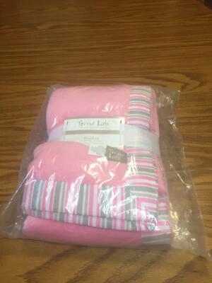 trend lab pink blanket with trim 30x40 - Image 1 of 3