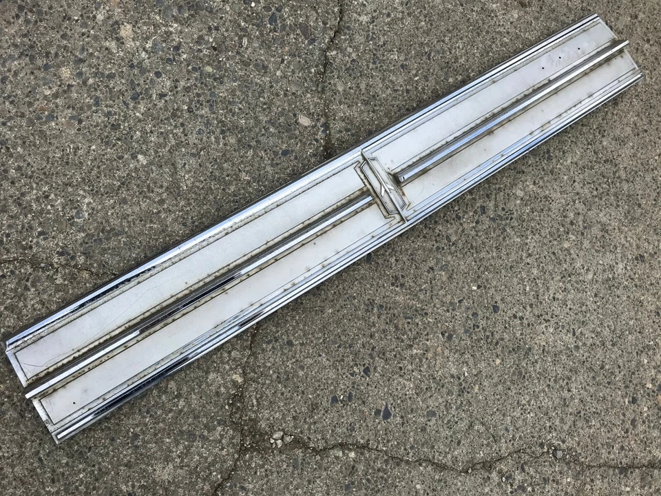 1965 65 Olds Cutlass S 442 Usado GM Acabamento de Painel Traseiro Fundido C-G - Imagem 1 de 4