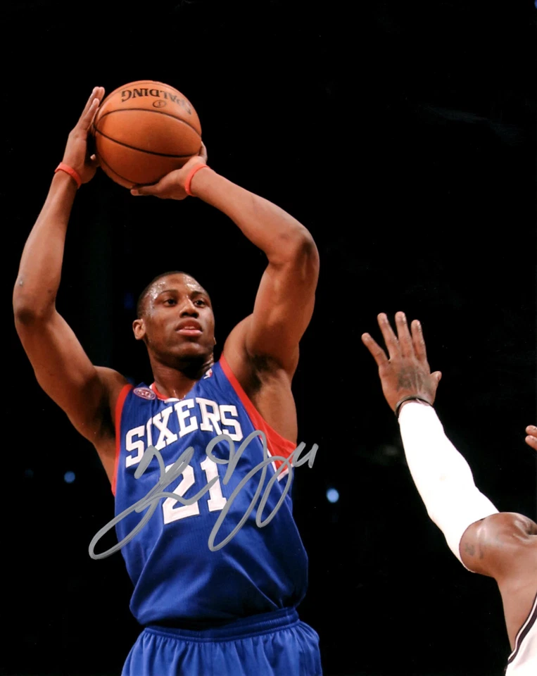 Фотография Таддеуса Янга с автографом Philadelphia 76ers 8x10 с сертификатом подлинности - Изображение 1 из 1