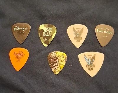 Lote de 7 selecciones de guitarra, mezcladas, con soporte cargado por resorte Foto 1 de 4